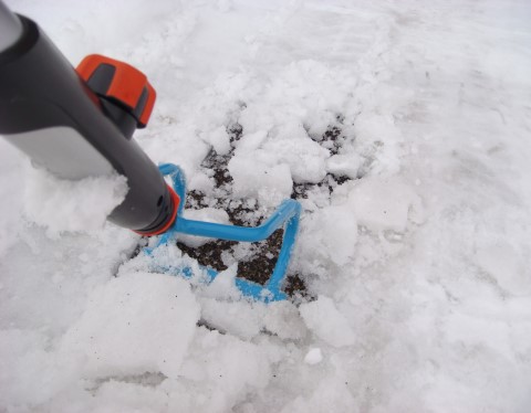 Ice removal tool removing ice